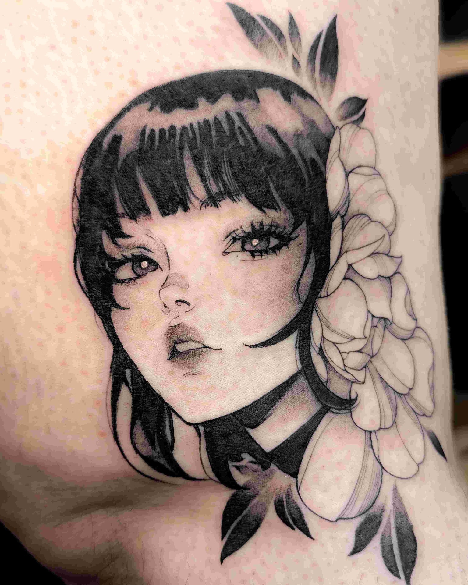 Tatouage anime fille fusil blackwork